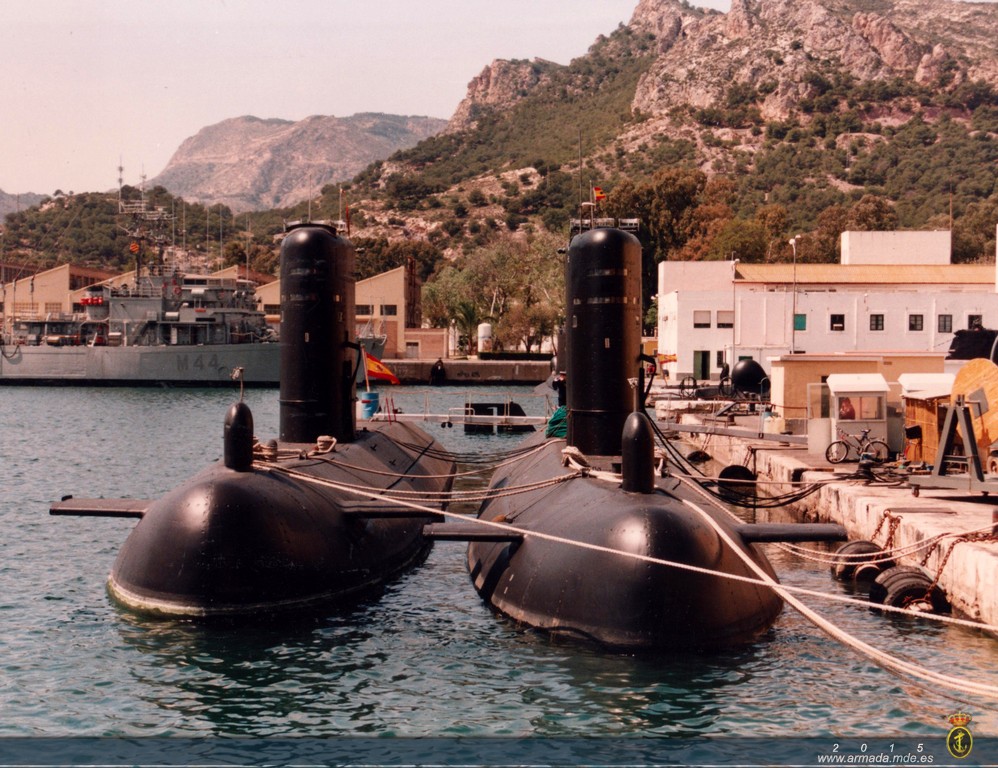 Submarinos clase 70 abarloados en el muelle norte. 